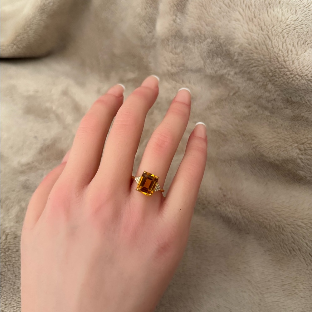 Elegant 18c Yellow Gold and Citrine Gemstone Ring